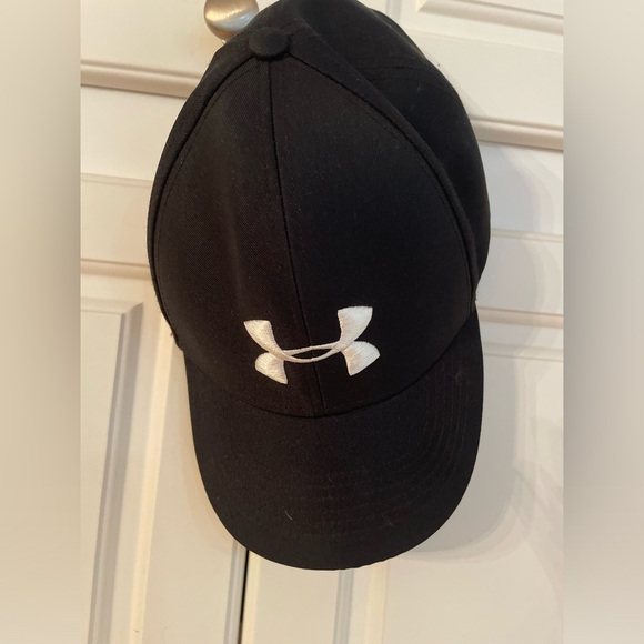 Under Armour Woman’s deep dark black adjustable cap sleek, rich sexy attractive - Picture 2 of 12